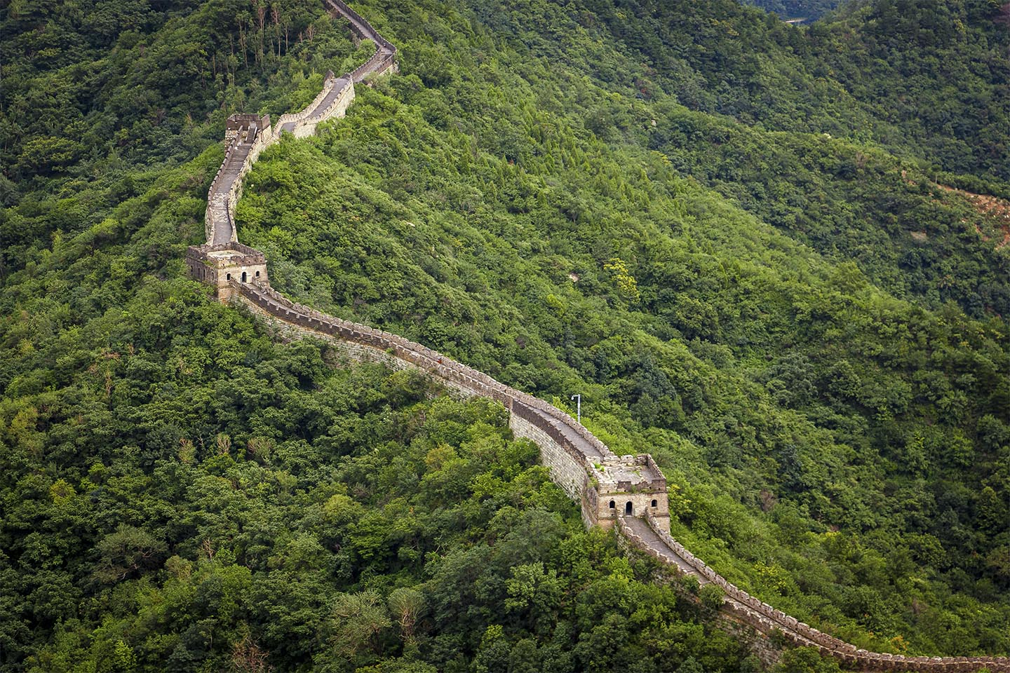 The Great Wall of China cutting through the landscape av Rasmus Gundorff Sæderup