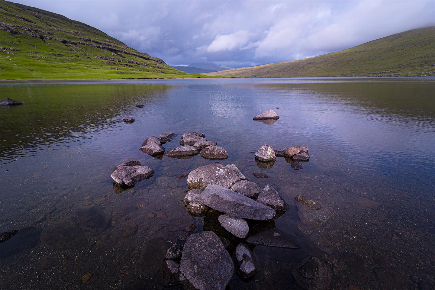 Lake by SørvaÉÂgsvatn av Rasmus Gundorff Sæderup