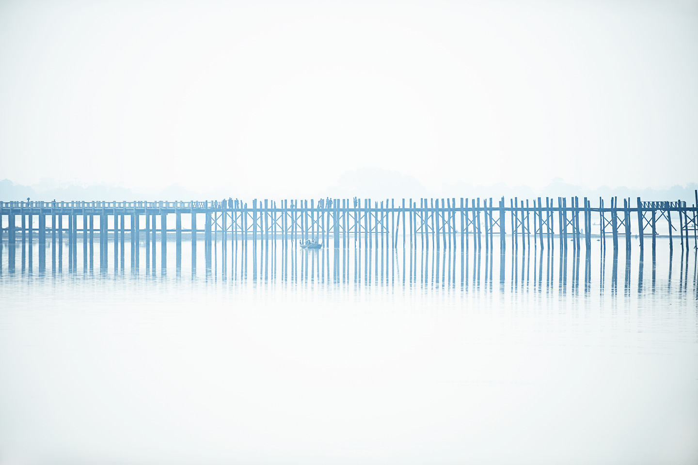 U Bein Bridge in the fog av Julie Aucoin